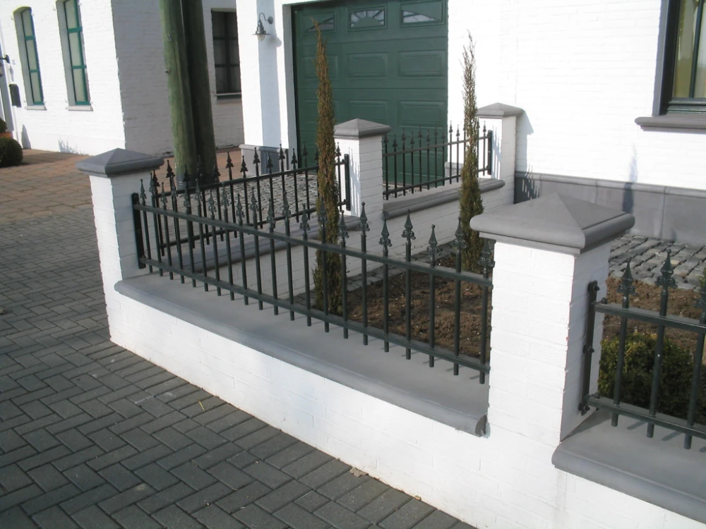 Eine schwarze Betonfensterbank liegt auf einer weißen Styroporunterlage auf einer Werkbank