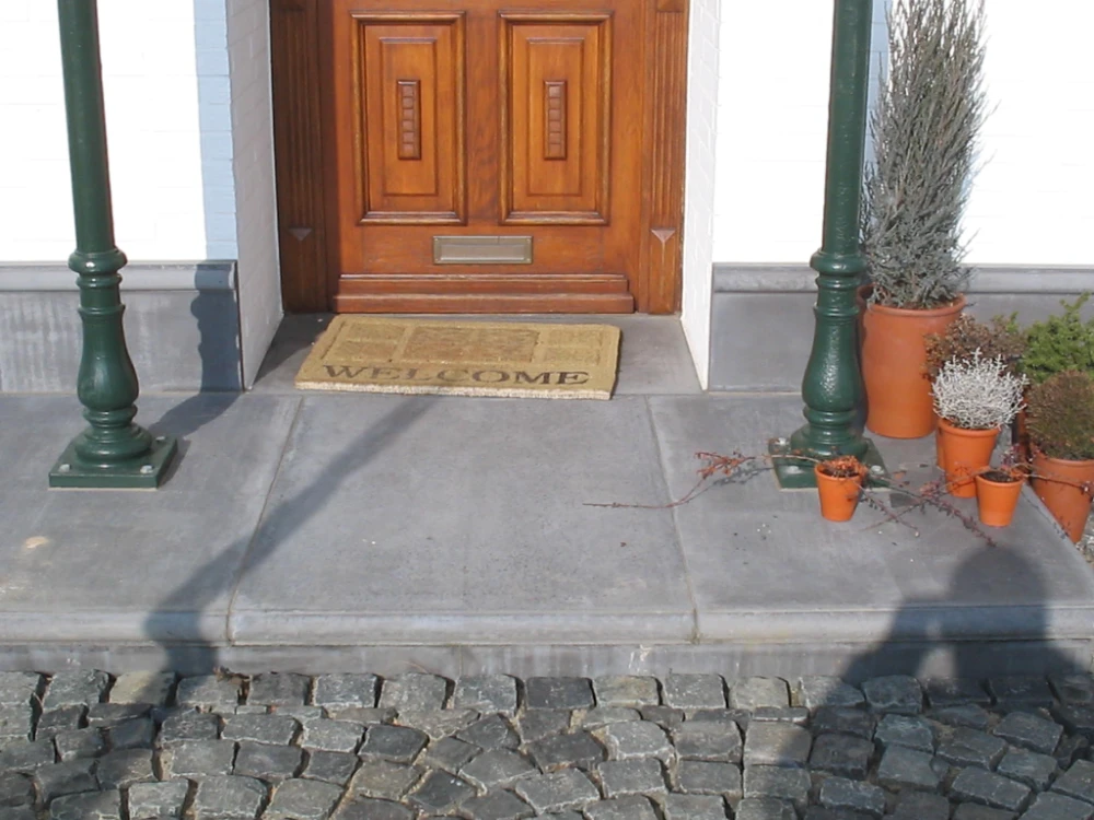 Eine schwarze Betonfensterbank liegt auf einer weißen Styroporunterlage auf einer Werkbank